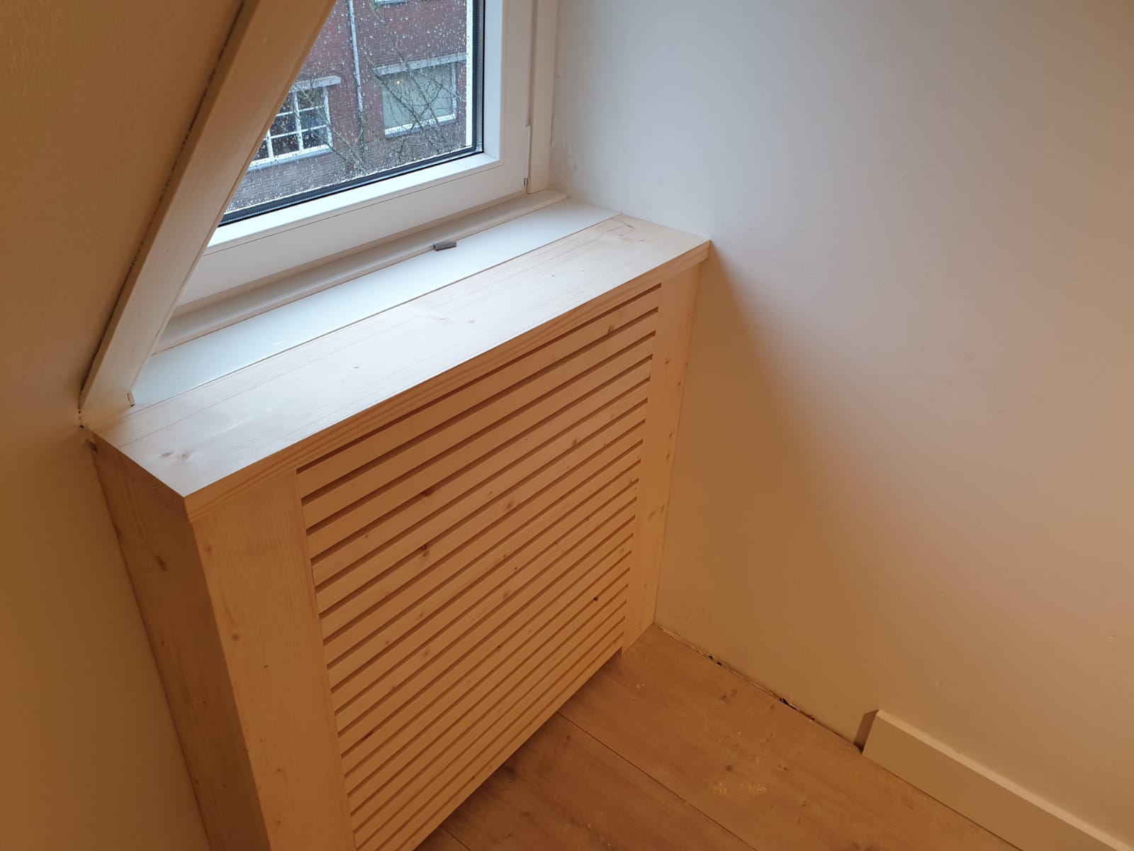 Een radiator omkasting, die tevens als vensterbank fungeert. Sven Brans voor u.